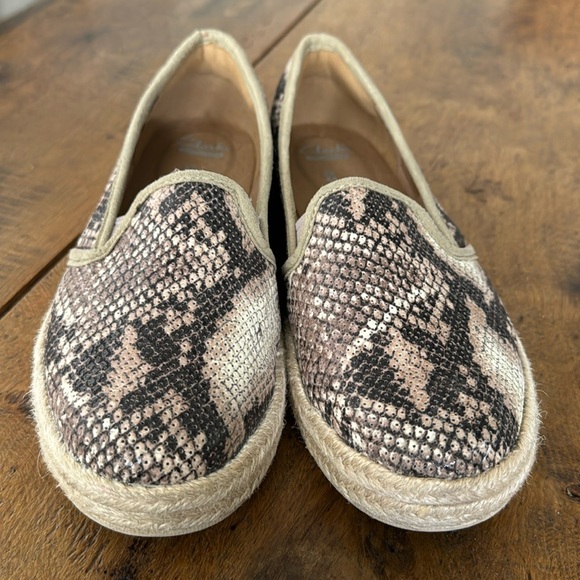 Clarks women’s size 8 snake slip ons.  Excellent condition - Picture 1 of 6